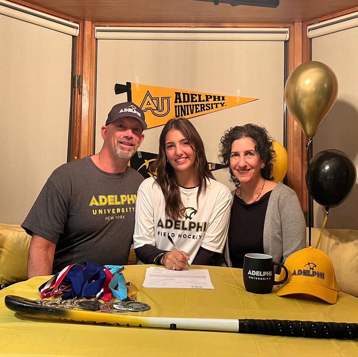 DaniellaLister's tweet photo. So grateful to officially be a panther!!🐾 @AdelphiFH Congrats to everyone else who signed!! #NLIsigning https://t.co/IissnK93fX