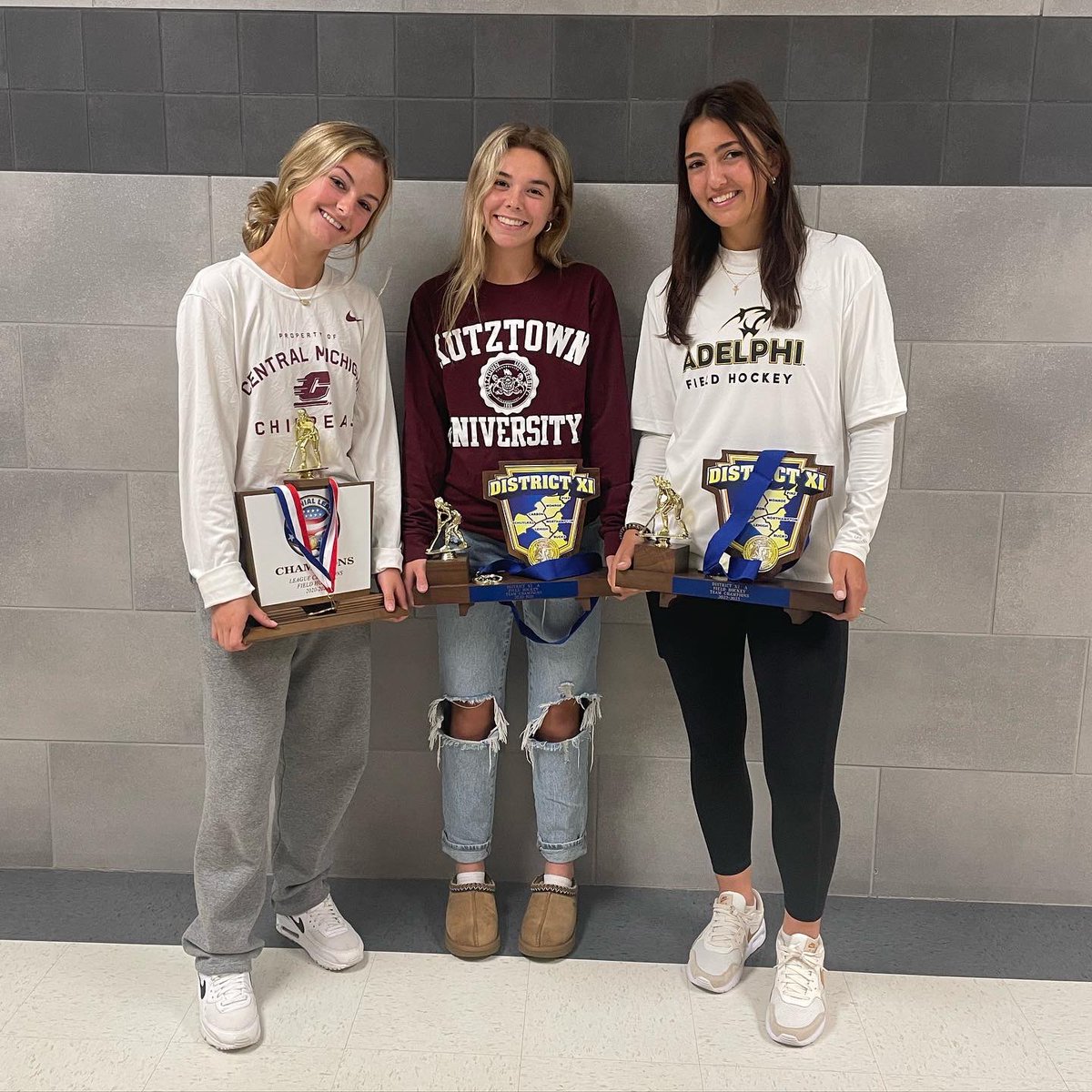 DaniellaLister's tweet photo. So grateful to officially be a panther!!🐾 @AdelphiFH Congrats to everyone else who signed!! #NLIsigning https://t.co/IissnK93fX