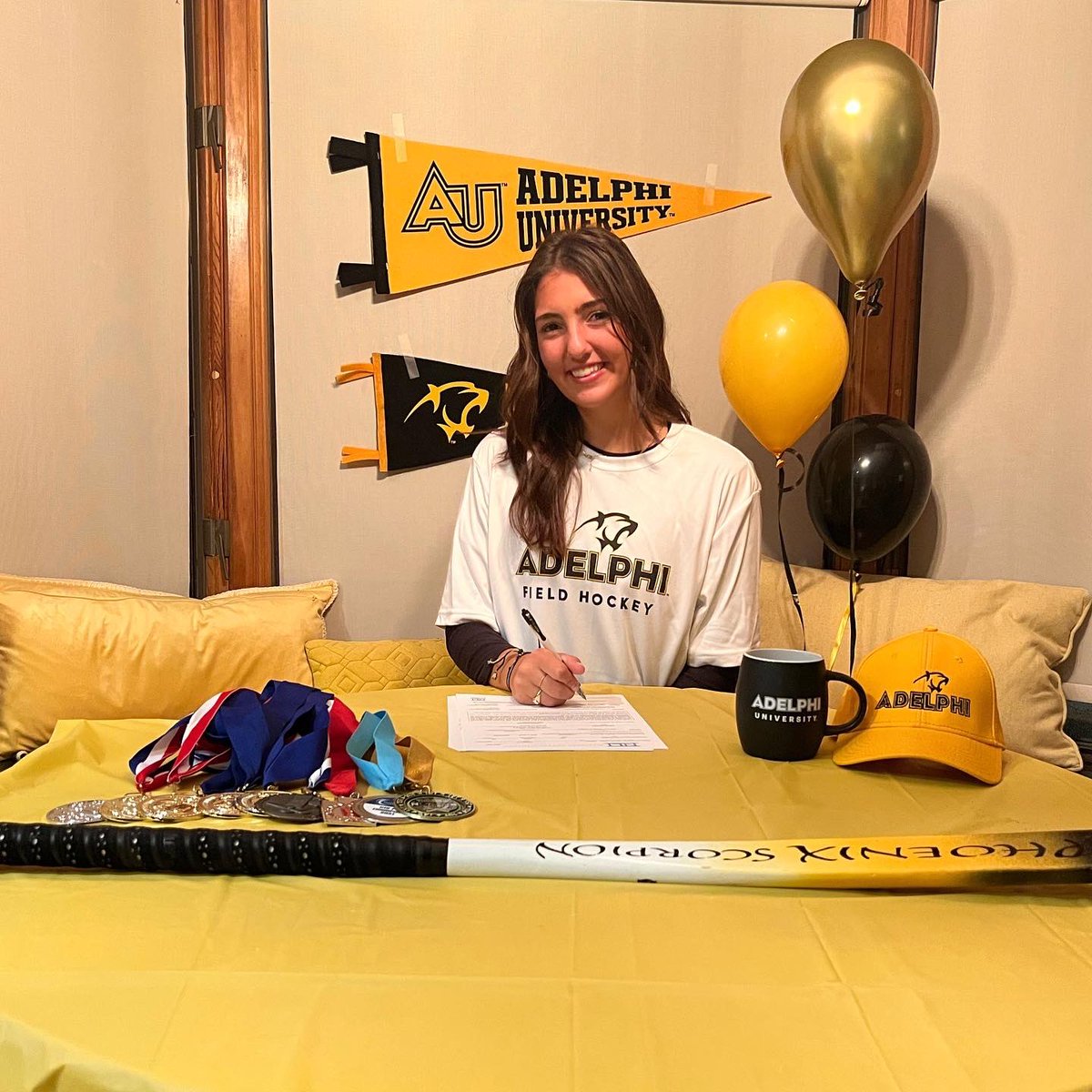 DaniellaLister's tweet photo. So grateful to officially be a panther!!🐾 @AdelphiFH Congrats to everyone else who signed!! #NLIsigning https://t.co/IissnK93fX