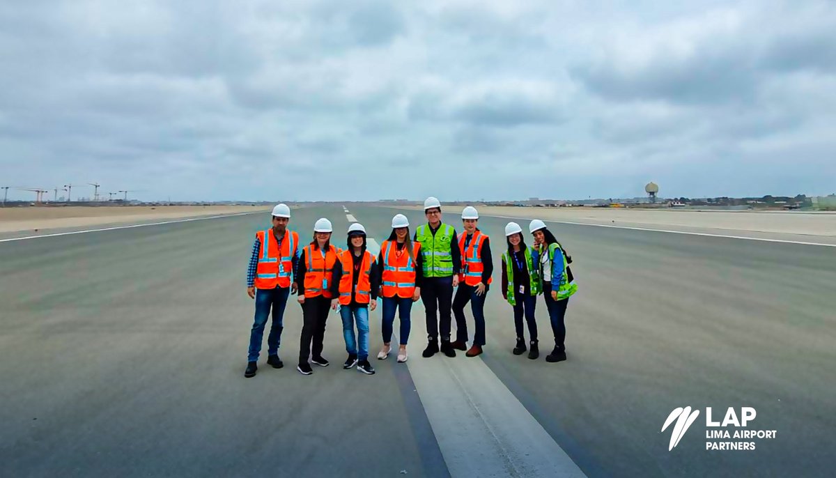 AeroJorgeChavez's tweet photo. Cerramos la semana con las visitas de @iberia y Servicios Aeroportuarios Andinos #SAASA, cuyos equipos conocieron in situ las obras culminadas de la nueva torre de control y segunda pista de aterrizaje del #NuevoJorgeChávez, así como el avance al 21% del nuevo terminal.👷🏾‍♀️👷🏾🛫💪🏽 https://t.co/Ja3BuOlvG5