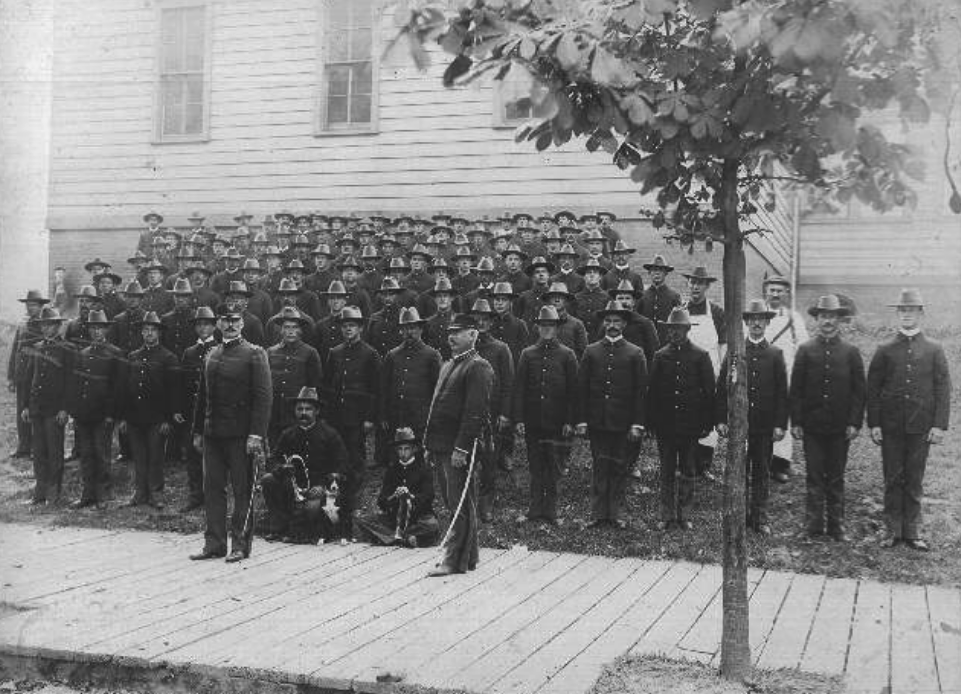 SalemHLC's tweet photo. Thank you, veterans, for your service! (Photo of Spanish-American war veterans dressed in their uniforms in Salem.) https://t.co/zz6U8w7rZQ