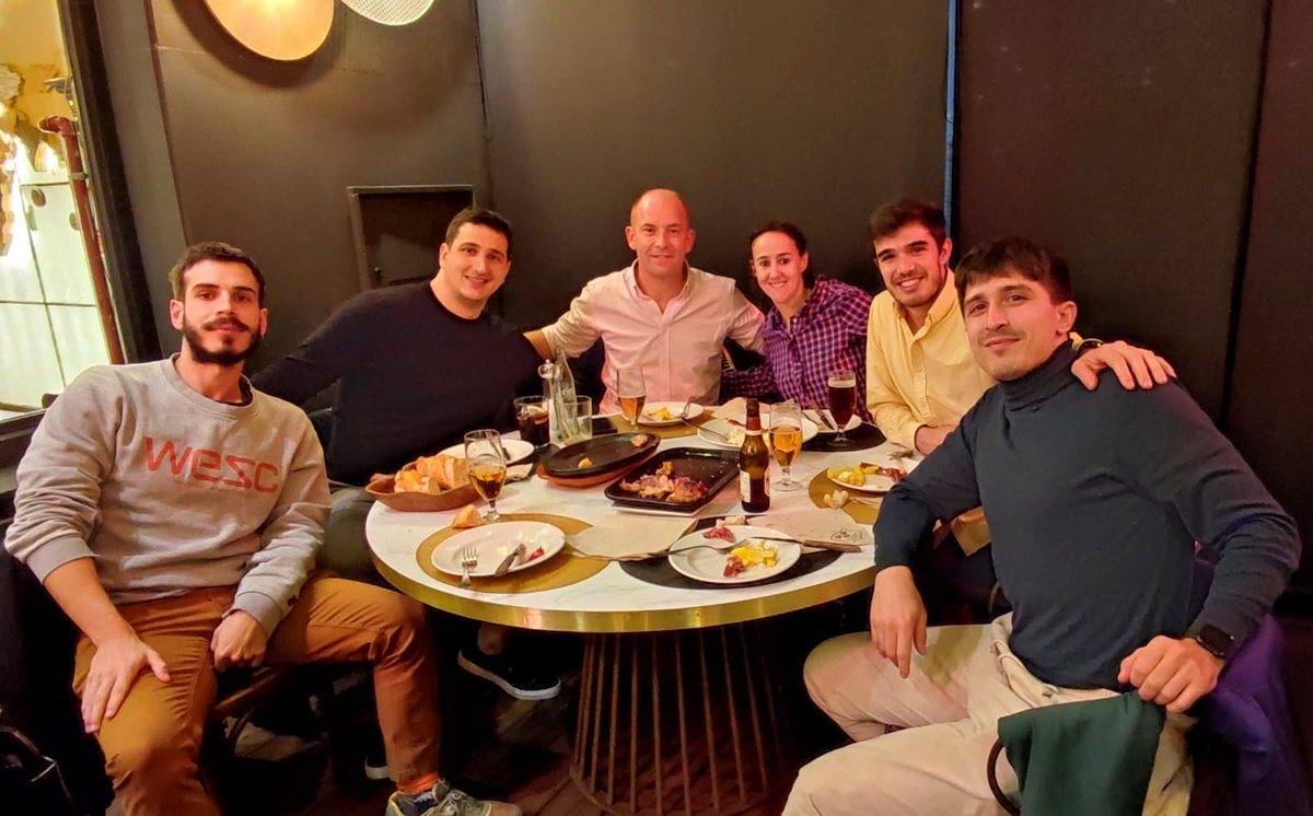 "Los individuos marcan goles, pero los equipos ganan partidos".

#Profisionales #Cena #Equipo #Fisioterapia #EntrenamientoPersonal #ProfisionalSport #BoadillaDelMonte