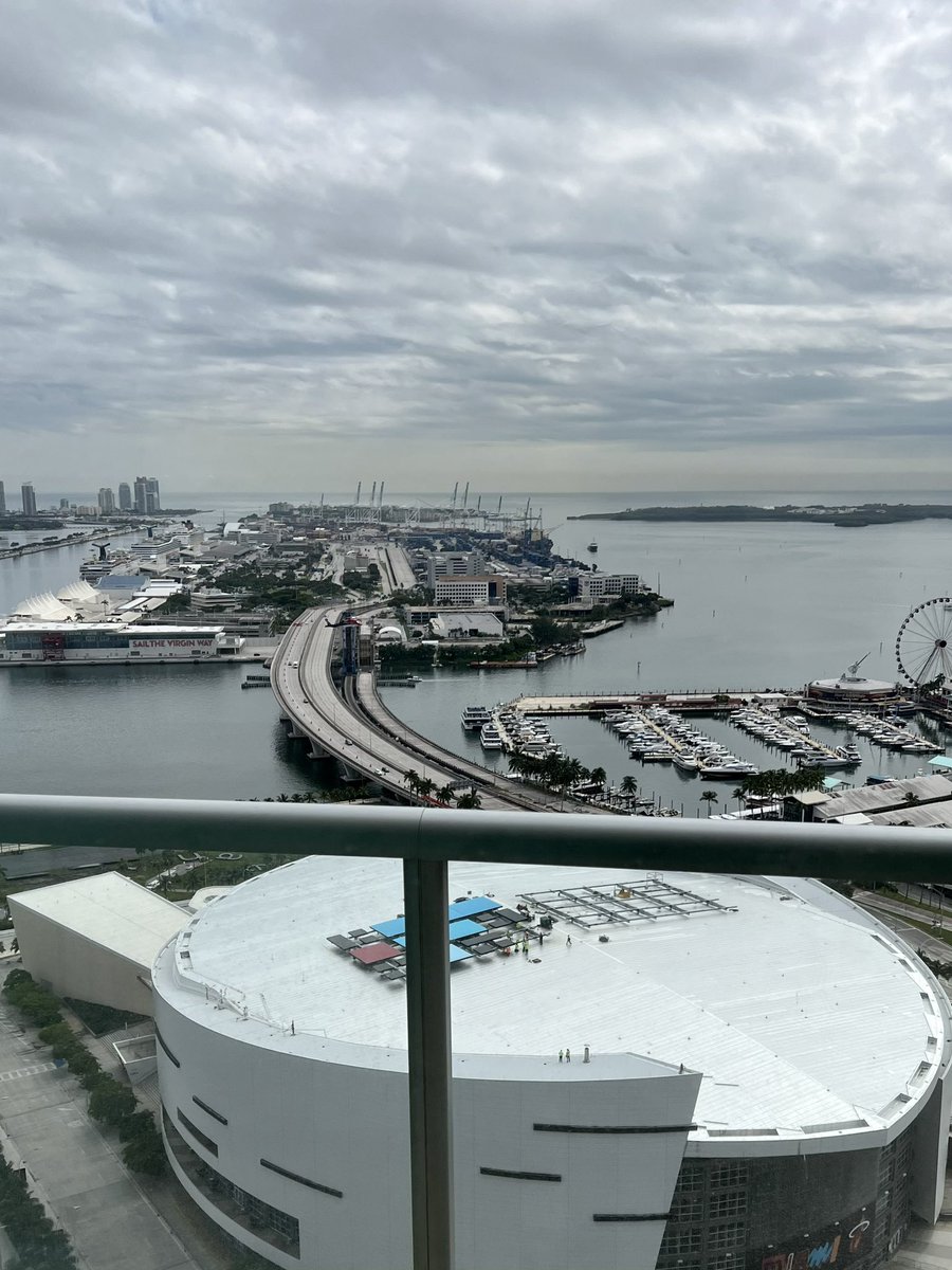 TrVon's tweet image. They already taking the FTX off the stadium 🤣