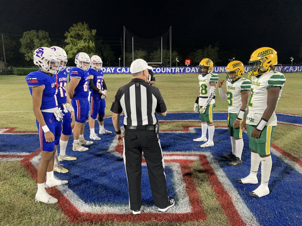 Playoff action between @GO_Giants_FB and @MPCountryDay almost set to kickoff! Check out @FNFwgno throughout the night for more LHSAA playoff action. 

#FNF31