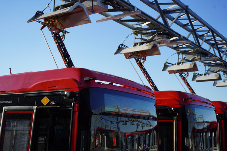 GusTransporte's tweet photo. #Metrorrey adquiere 12 buses @YutongGlobal en consorcio con #Electromotive #Glursa.
Dos consideraciones:
1. Serán de carga de oportunidad, buena opción ya que se conecta a la linea de media tensión del metro
2. Será el primer sistema en LATAM #OppCharge
@METRORREYSTC https://t.co/7iDpnYDCwK