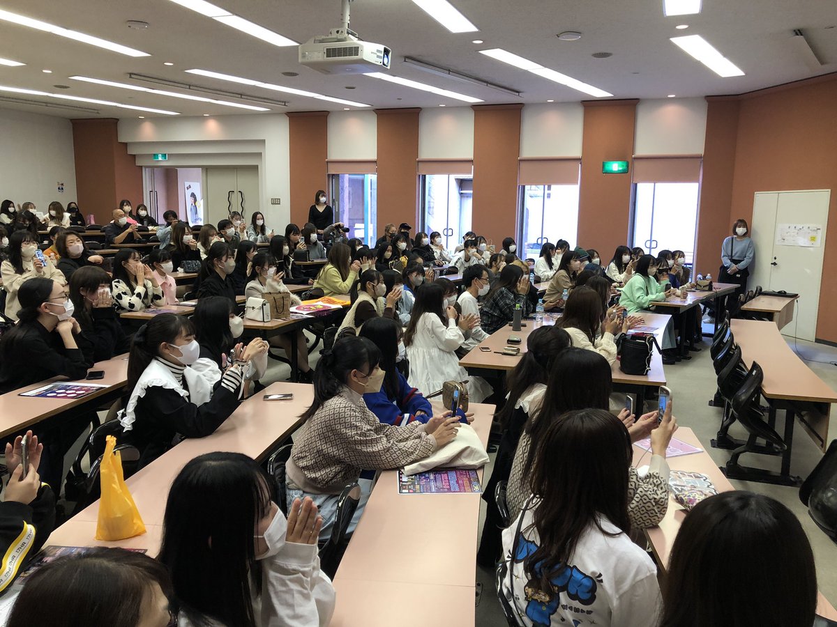 TWC_SC's tweet photo. 607で超十代とのコラボ 超ホームルーム開催中✨✨
満員立ち見です👍😊
https://t.co/uF3gkG8Xjw
#戸板女子短期大学 #TOITAFes #超十代 https://t.co/FJuT426AMo