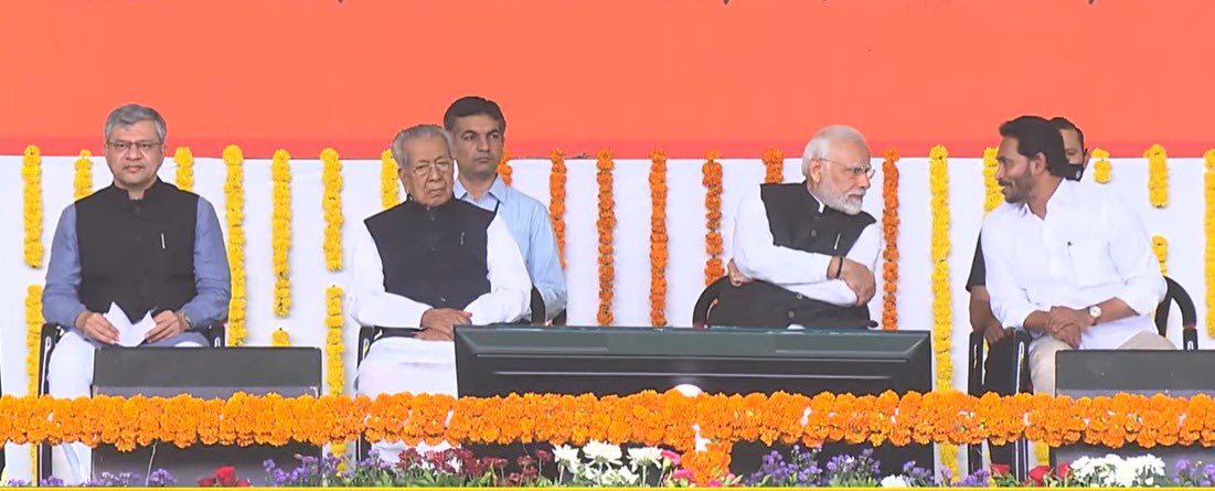 ONGC_'s tweet photo. PM @narendramodi dedicates  #ONGC’s flagship ₹2900+ crore Onshore Facilities of U-Field Deep Water Project to nation, along with other projects in Andhra Pradesh &amp; Telangana. Says such projects will fast-track #India’s development to next level.

#YouAreEnergy 

@PetroleumMin https://t.co/s3TAedVzO3