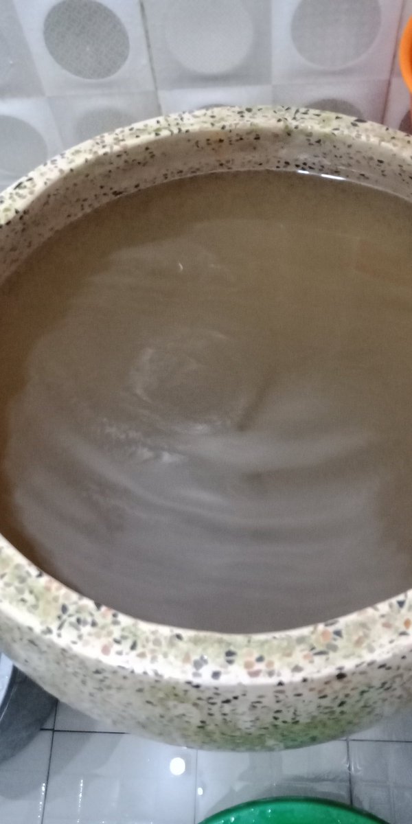 dian50160103's tweet photo. @pdamgresik cuma memastikan saja apa seperti ini kualitas air PDAM gresik???  untung gk pernah menggunakan sbg air minum 😂😂😂 https://t.co/BYEzo8V3zP