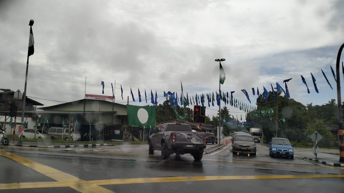 afiqbahrim's tweet photo. Tahniah BN . kempen berjaya di KT. 
bendera baik-baik berkibar jadi tergantung satu sudut.

Hidup KJ https://t.co/fuMb8sk1Gk