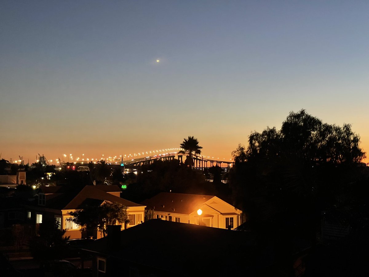 HelenXiaoyuLu's tweet photo. Here we are! #SanDiego #SfN22 Super excited to present our latest work on fast pan-cortical voltage imaging with JEDI-1P, a voltage indicator optimized for one-photon imaging 🤩. See you on Nov 15 morning at poster 496.12/YY27! https://t.co/GQVeadBT9O