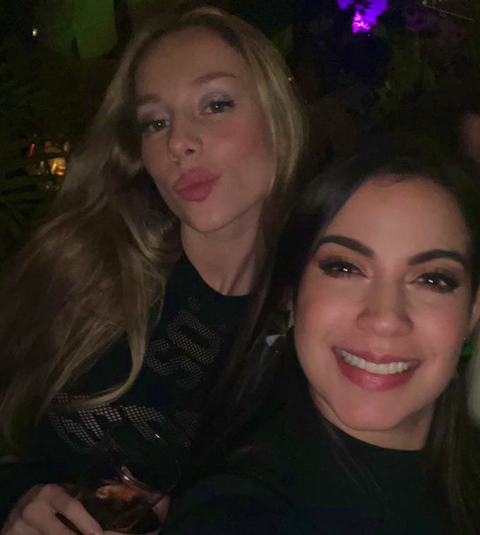 anavaleero's tweet photo. Y así comienzo mis festejos de cumpleaños y soporten ! My best friend ✨💜 #EsterExposito https://t.co/mIpgq5O4xI