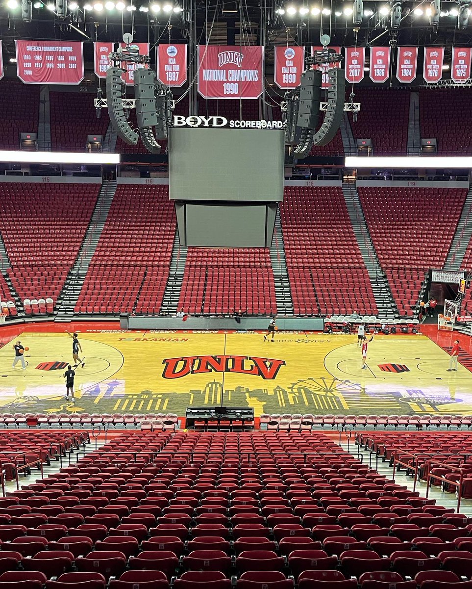 UIWMBB's tweet image. Gearing up for game vs UNLV!!#WordUp