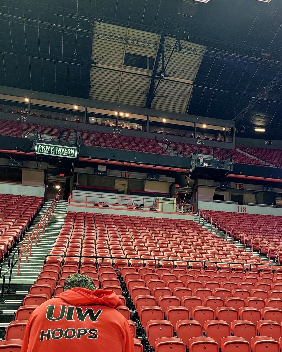 UIWMBB's tweet image. Gearing up for game vs UNLV!!#WordUp