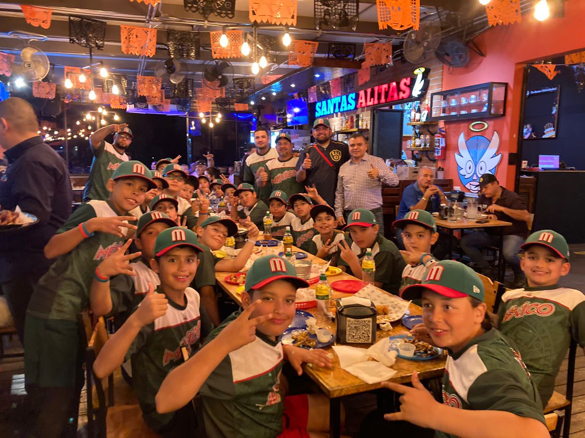 PeiroNoticias's tweet image. Selección sub10 y Pablo Vazquez de Fundación #PV20 tuvieron una cena en Santas Alitas Nuevo Malecón #Culiacán estuvo a cargo del empresario sinaloense David Vargas @PidsSinaloa Panamericano avalado por @Femebe ⚾️ @fernandohr12 @rochamoya_ @JuandDiosGamez
m.facebook.com/story.php?stor…