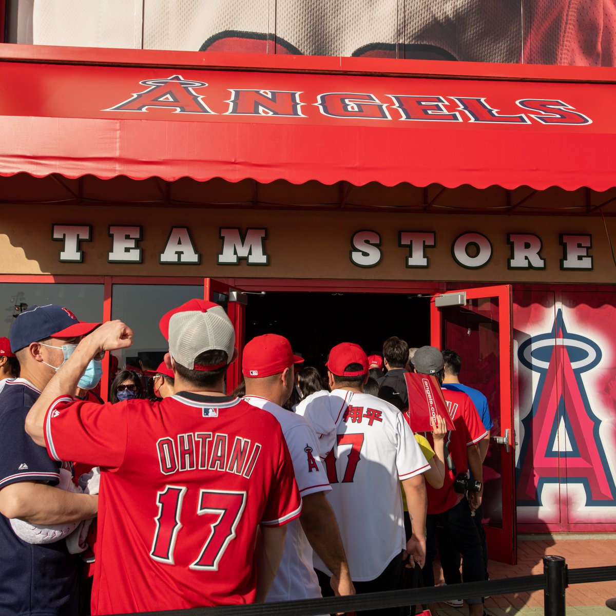 Los Angeles Angels on X: Grab your 𝘨𝘳𝘰𝘰𝘷𝘺 gear during '70s Throwback  Weekend! This Friday and Saturday, stop by the Angel Stadium Team Stores  for themed merchandise. Also, enjoy nachos se