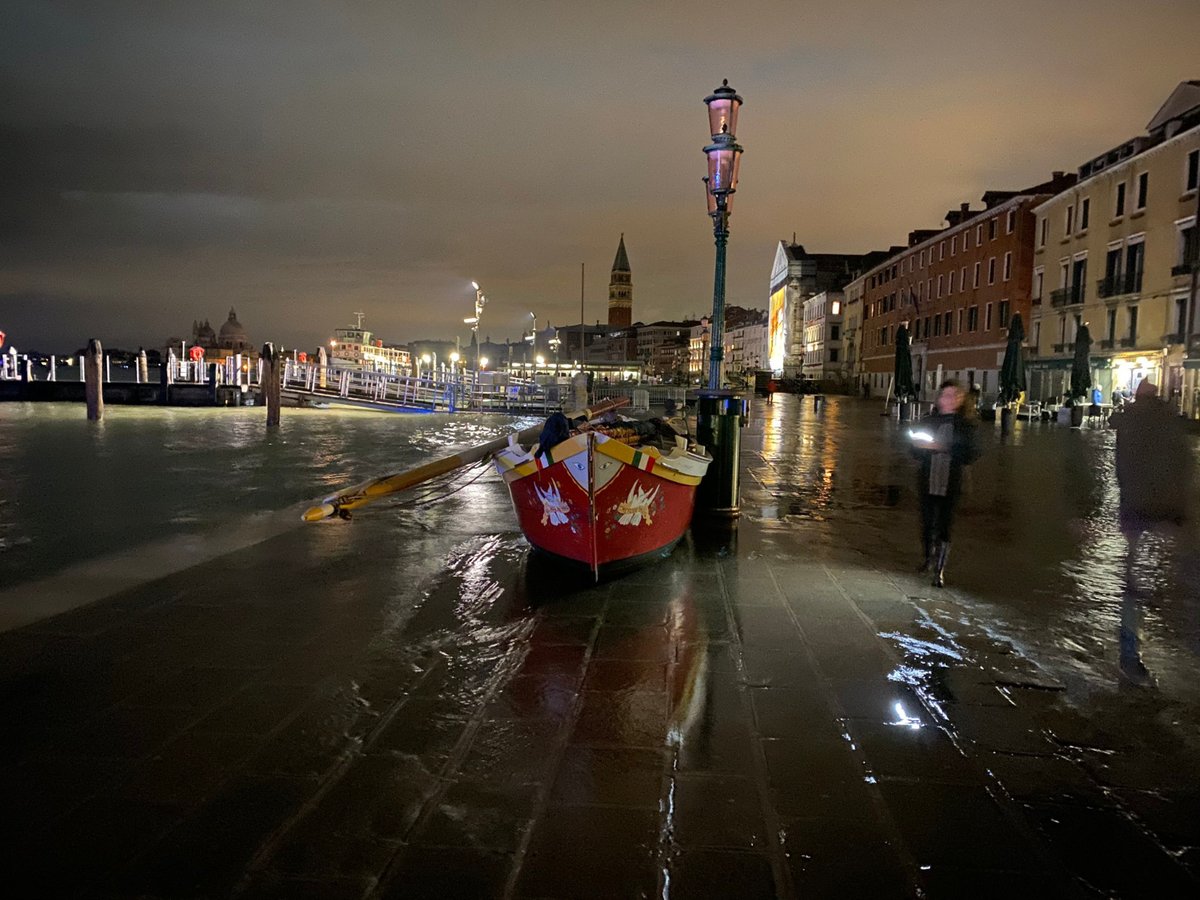 SimonVenturini's tweet photo. #VENEZIA • 3 anni dall'#AcquaGranda.
Il #12novembre 2019 rimarrà impresso nella memoria di tutti noi. Fu una notte infinita.
L'auspicio è che il nuovo #Parlamento approvi in fretta lo stanziamento degli aiuti ai cittadini e alle imprese danneggiati.
Attendono da troppo tempo. https://t.co/a6wWFCcNn6