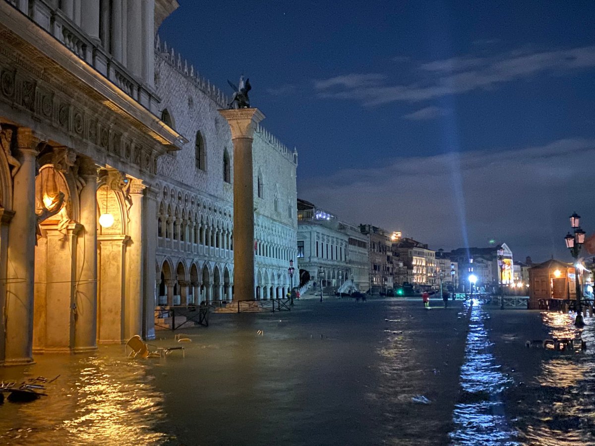 SimonVenturini's tweet photo. #VENEZIA • 3 anni dall'#AcquaGranda.
Il #12novembre 2019 rimarrà impresso nella memoria di tutti noi. Fu una notte infinita.
L'auspicio è che il nuovo #Parlamento approvi in fretta lo stanziamento degli aiuti ai cittadini e alle imprese danneggiati.
Attendono da troppo tempo. https://t.co/a6wWFCcNn6