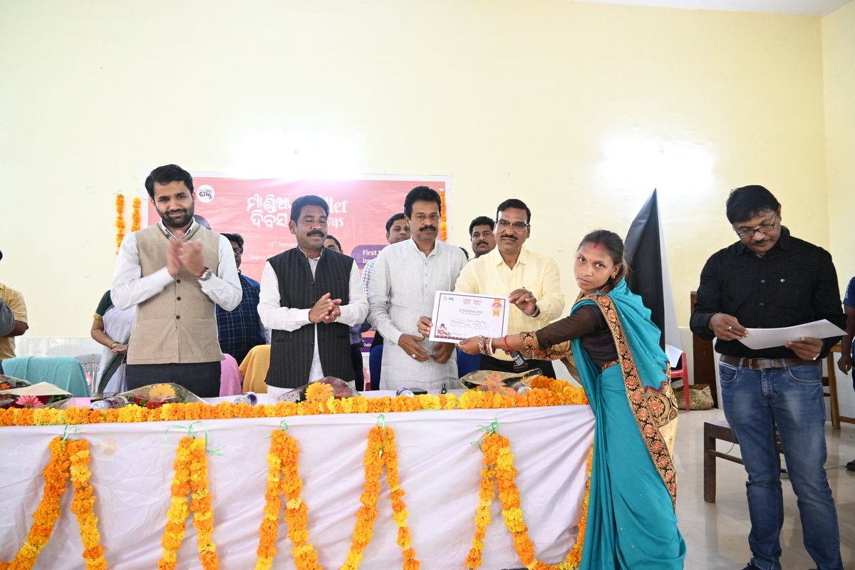KoraputMillets's tweet photo. Variety of millets from different blocks has been displayed by the farmers of the OMM blocks. Millet food stalls by the SHGs and lil chiefs of Kendra Vidyalaya, Koraput were installed with a wide variety of millet-based products which the dignitaries appreciated with certificates https://t.co/kqzfYXeAhN