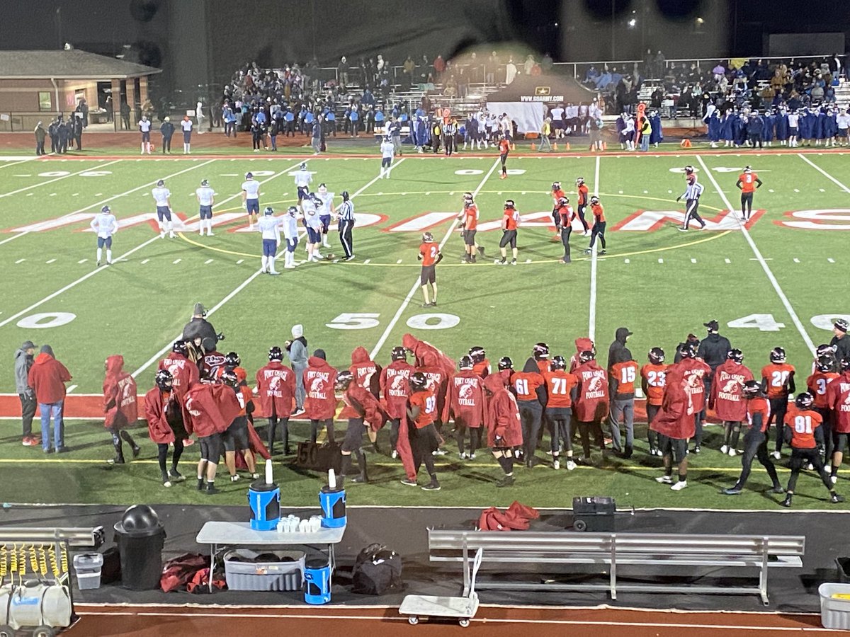 AlthausEJC's tweet photo. ⁦@FortOFootball⁩ leads Oak Park 27-19 at half. ⁦@RyverPeppers22⁩ and ⁦@LarenzoFenner⁩ two touchdowns apiece and ⁦@RomanTillmon⁩ is Godzilla to Oak Park’s Tokyo. A monster first half - blocked PAT, two TD saving tackles and 37yard KO return to open the game https://t.co/yt69aZqG04