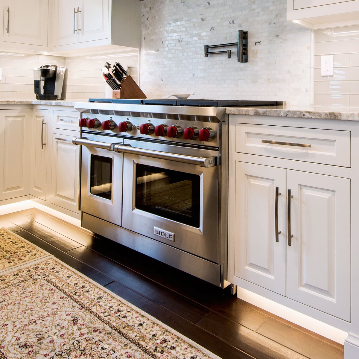 dbelitecustom's tweet image. 💡 Under cabinet lighting… but take it down a level – You’ll thank us later.

#FridayFeature #kitchenrenovation #kitchenfeatures #homerenovation #homereno #makeyourhomeelite #greaterreadingpa
