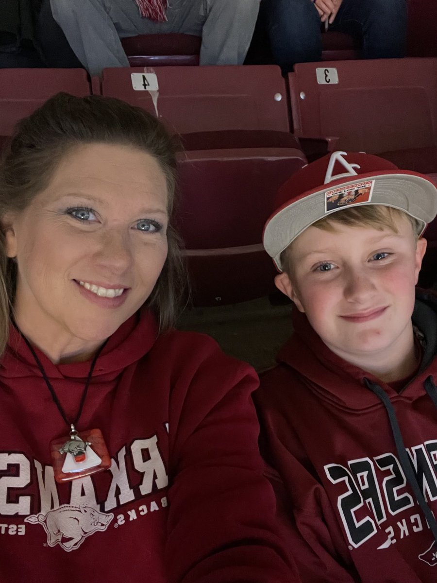 chea_o's tweet photo. He thought we were coming up to The Hill tonight because we have an early kickoff against ⁦@LSUfootball⁩ tomorrow morning - surprised him with his first ever ⁦@RazorbackMBB⁩ game ⁦@BudWaltonArena⁩!!!  #WPS #OneRazorback https://t.co/eP3LVRA3WL
