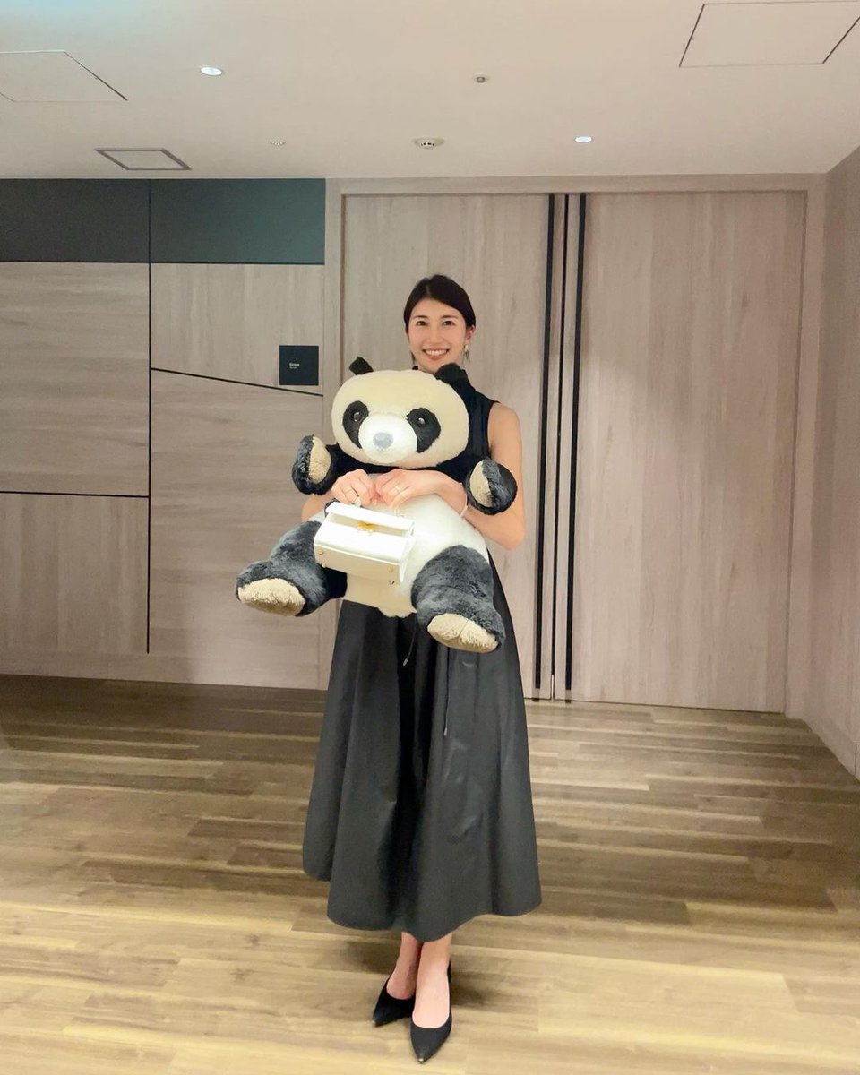 Erinkimi1533's tweet image. The first time I received a gift of panda dolls from colleagues, very happy🥰🥰🥰