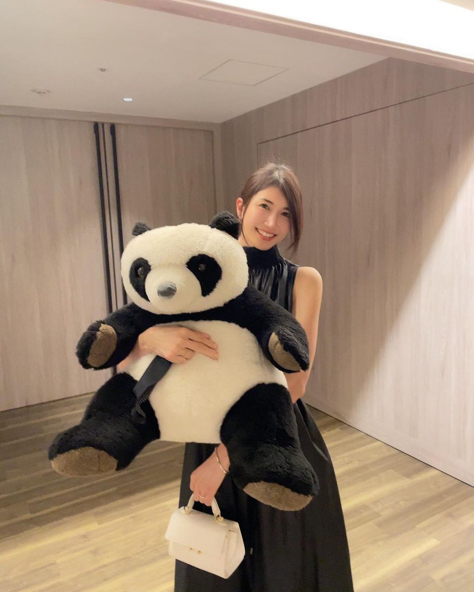 Erinkimi1533's tweet image. The first time I received a gift of panda dolls from colleagues, very happy🥰🥰🥰