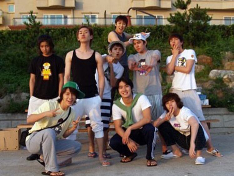 hee_uyu's tweet photo. はぁ。良い感じの歳の重ね方してんじゃねーよ。
泣けんだろーが。デビューして18年目迎えて…全員兵役も経験して、メンバーの数が変わっても、大きな壁にぶち当たってもここまでやってこれたんだからこれからも一生一緒にいて苦楽を共にして、ずっと笑い合っててくれよな…(号泣)(情緒)(命の母) https://t.co/0SigL4fAIx