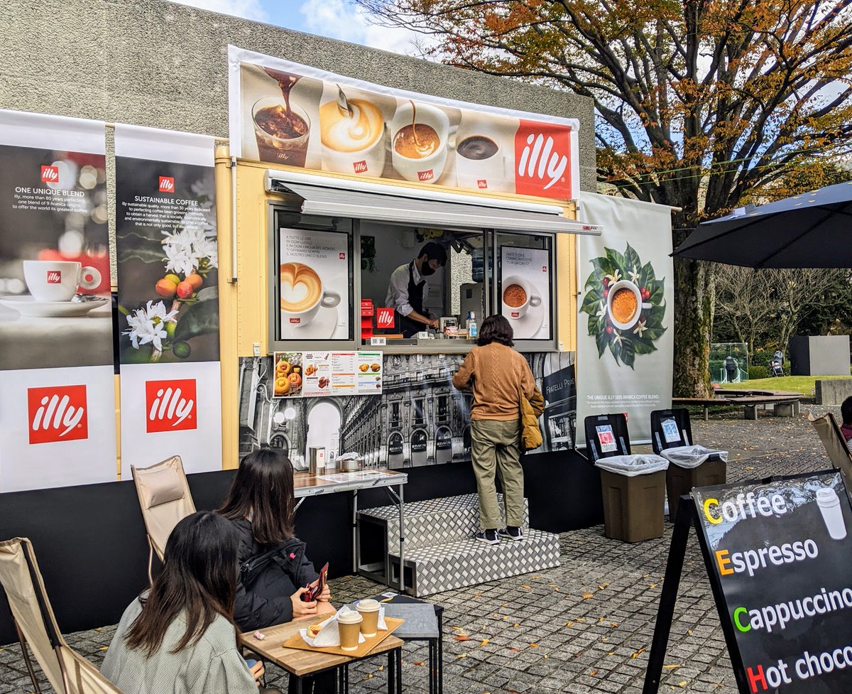 hakone_museum's tweet photo. イタリアのコーヒーブランド「illy(イリー)」のキッチンカーが出店してます。紅葉を眺めながらゆっくりお過ごしください。人気のパニーニと今日はアップルパイを販売してます。
イリーアートコレクション30周年記念イベント開催中
https://t.co/nuyilN7j3n
#彫刻の森美術館 #illy #illyartcollection https://t.co/eomESZInOD
