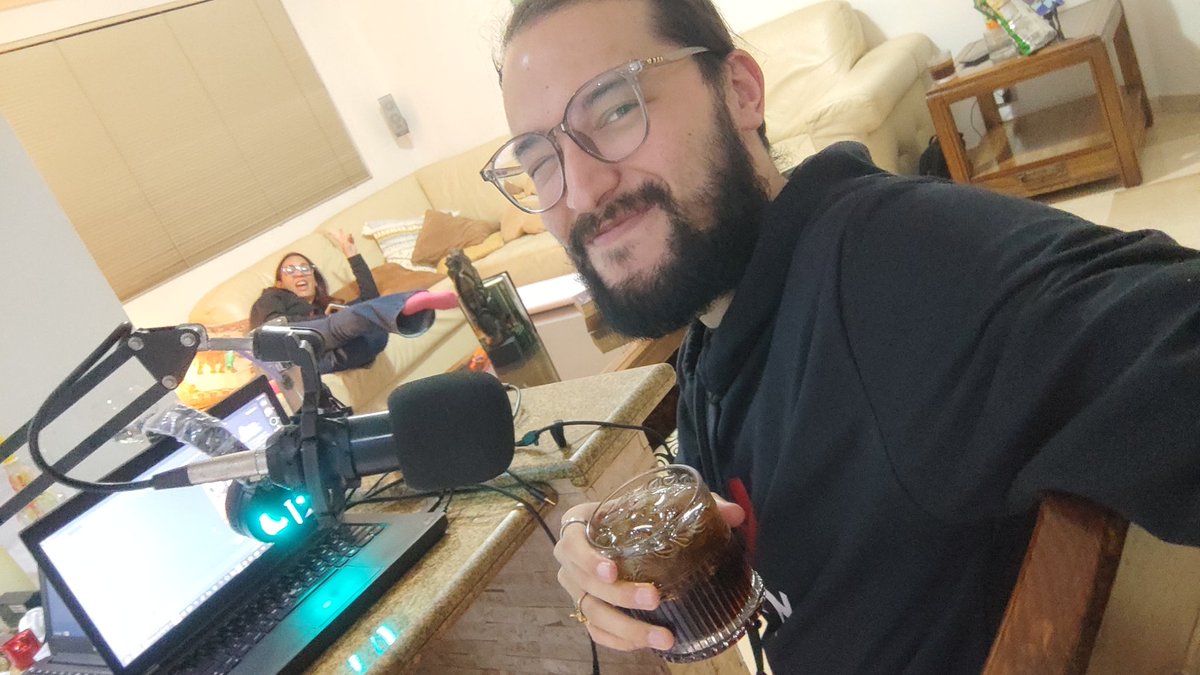 Dimeilaz's tweet image. El #Espaselfie más genial para celebrar con un roncito el primer aniversario de @Espavlog.

#Hive #EspaVlog