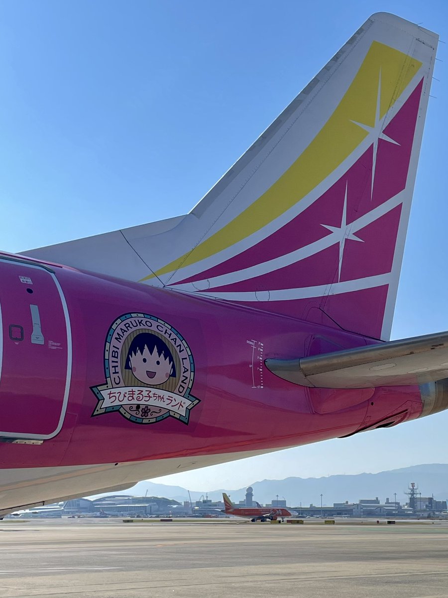 こんにちは、FDAです👋 福岡空港にパイロットから #JA03FJ ピンクの