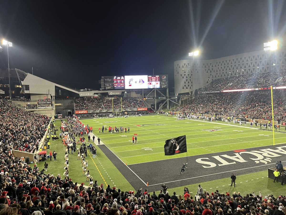 JamieAmis's tweet photo. Back at Nippert for the first time in a long time for #NipAtNight for @GoBEARCATS https://t.co/SI7VGMWj39
