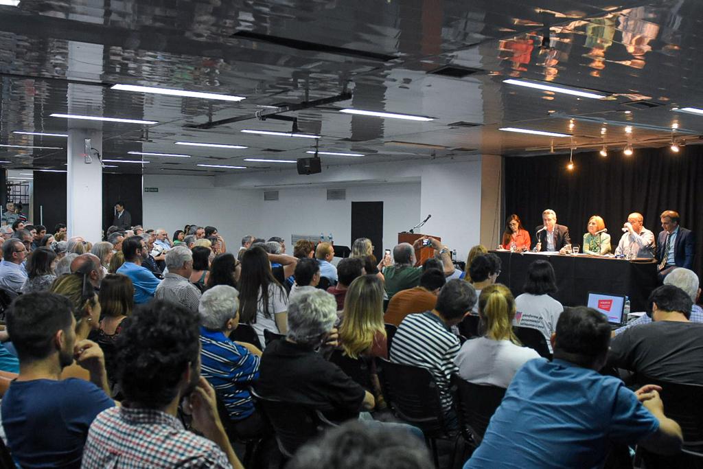 gerpmartinez's tweet photo. Acompañé a @RossiAgustinOk en #Rosario para participar de una excelente mesa sobre lawfare, fake news, discursos de odio y violencia política.
Muy buenos aportes de Juan Lewis, Carlos del Frade y Griselda Tessio.
Gracias #ProgresistasEnRed por la iniciativa. https://t.co/qMGKvhzKIP