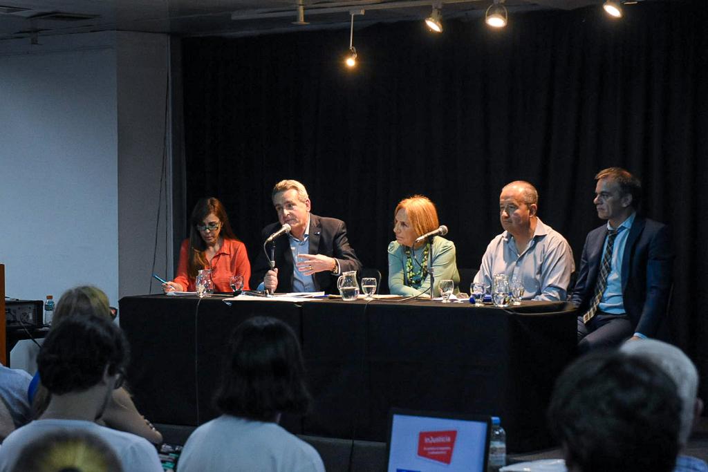gerpmartinez's tweet photo. Acompañé a @RossiAgustinOk en #Rosario para participar de una excelente mesa sobre lawfare, fake news, discursos de odio y violencia política.
Muy buenos aportes de Juan Lewis, Carlos del Frade y Griselda Tessio.
Gracias #ProgresistasEnRed por la iniciativa. https://t.co/qMGKvhzKIP