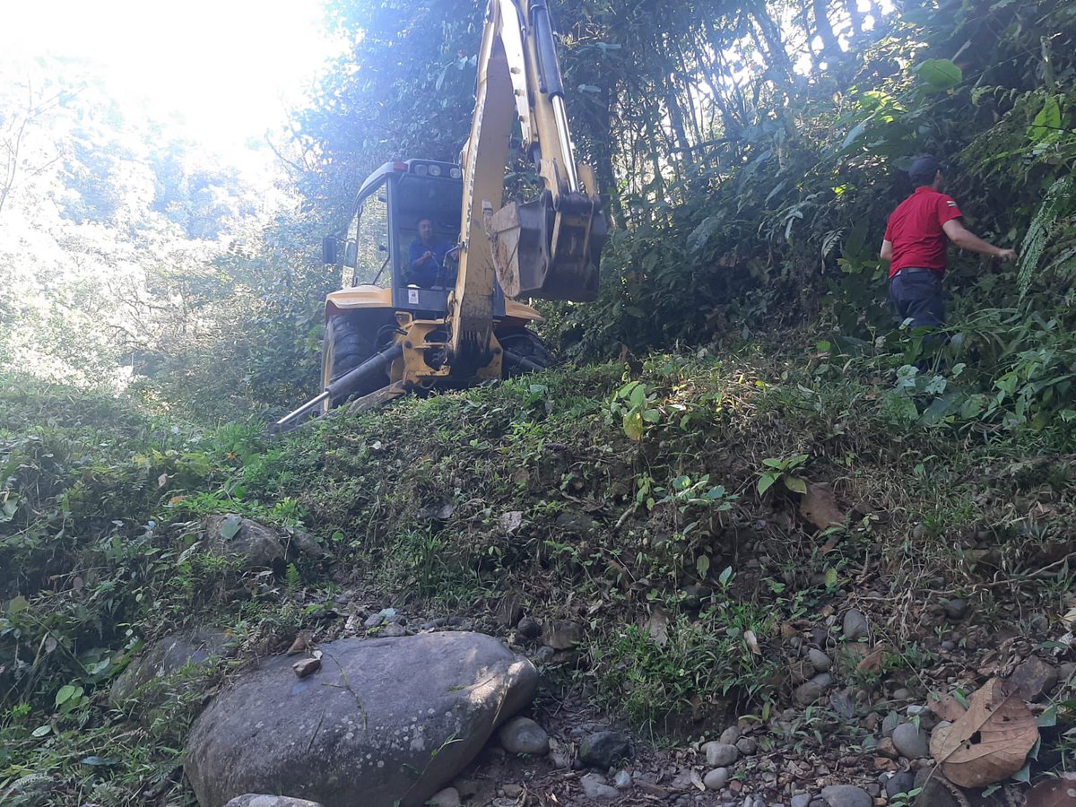 bomberoslosbanc's tweet photo. El Cuerpo de Bomberos de San Miguel de los Bancos apoyó al GAD de nuestro cantón para  habilitar  un acceso para captación de agua 💧 ante la sequía y escasez provocada  por el fuerte verano. #SiempreAlServicioDeLaComunidad https://t.co/nssFPk1tdS