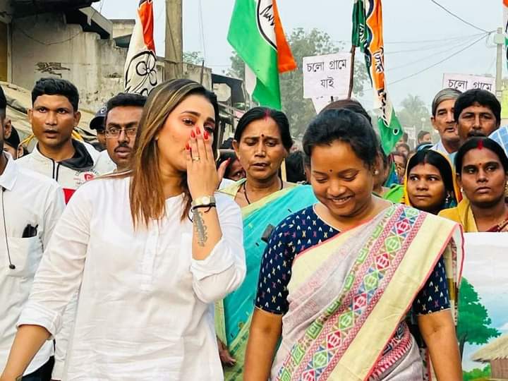 subhranshusarka's tweet photo. মুখ্যম��্ত্রী মমতা বন্দ্যোপাধ্যায় ও সর্বভারতীয় তৃণমূল কংগ্রেসের সাধারণ সম্পাদক শ্রী অভিষেক বন্দোপাধ্যায়ের নির্দেশে 'চলো যাই গ্রামে' কর্মসূচির বাঁকুড়া জেলায় উপস্থিত ছিলেন পশ্চিমবঙ্গ সরকারের মন্ত্রী মাননীয়া জ্যোৎস্না মান্ডী,সায়ন্তিকা ব্যানার্জি ও সকল কর্মীবৃন্দ।
#FAM4TM https://t.co/RpKk0ohOyx