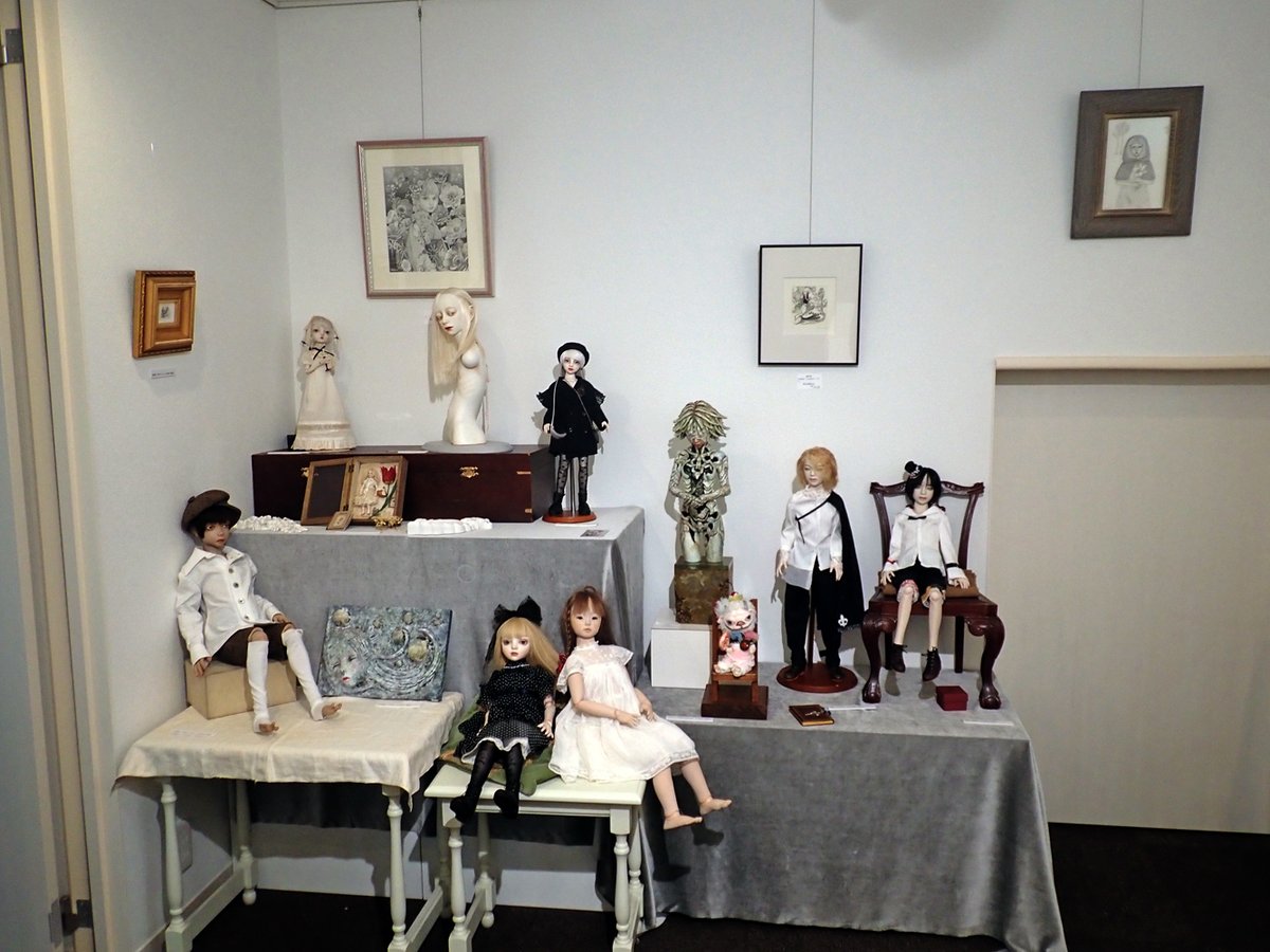 現在のぼらん・どぉる店内はこんな感じ。

「人・形」展の会場に居た子も合流して賑やかな空間になっております。

画像に写っている子は下記ドルスバラードHPトップの「お迎え可能な作品」でご覧頂けます。dolsballad.co.jp
画像にいてHPに掲載していない子はお問い合わせください