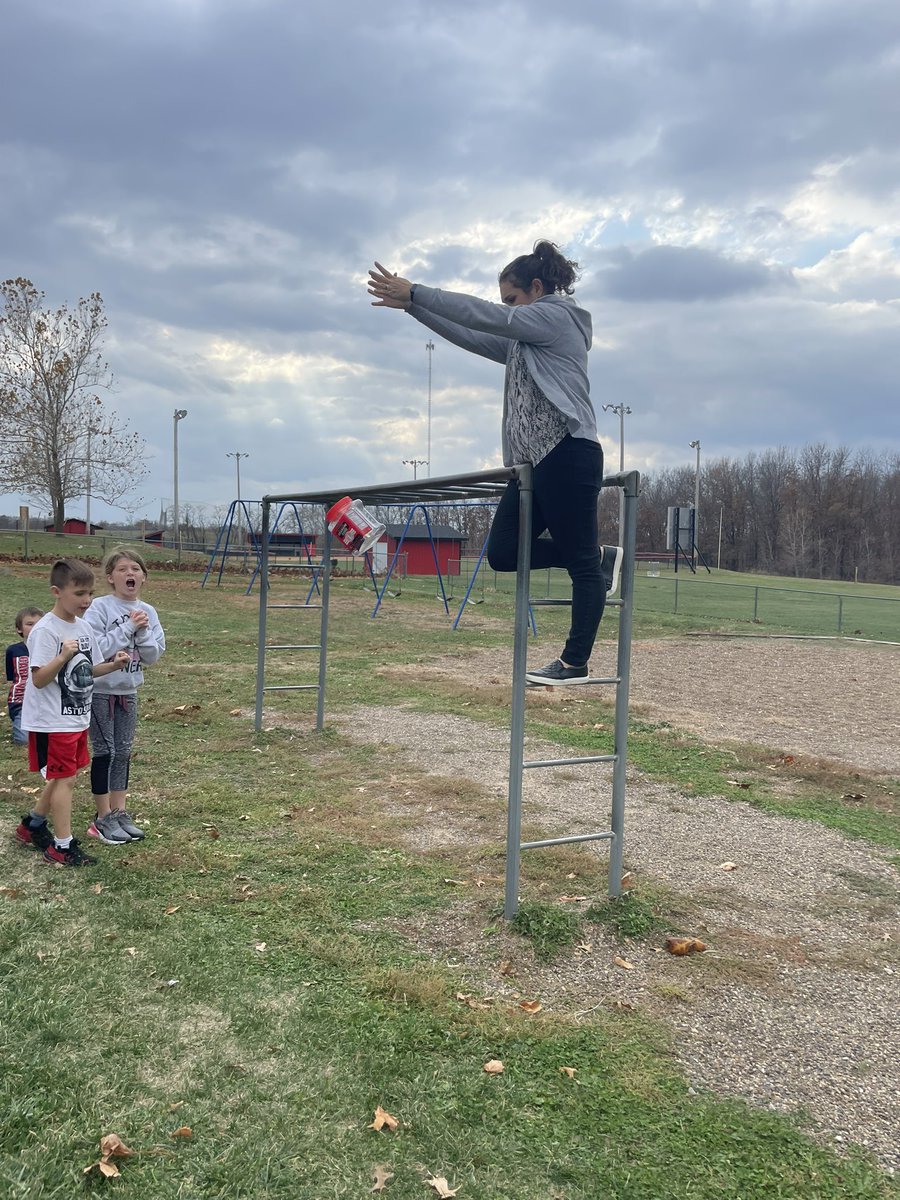 annamvandelft's tweet photo. Exciting day with 2nd graders in the Library today! Students makerspaced egg drop devices after reading “After the Fall.” AND… we dropped them today! @KCR1SCHOOLS https://t.co/X1QjCWCIri