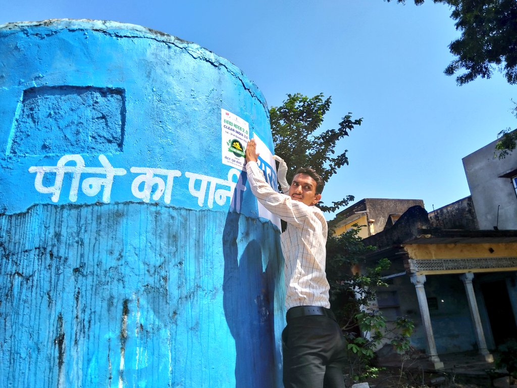 MYBJaipur's tweet photo. #नेहरू_युवा_केंद्र_जयपुर के @DycJaipur के निर्देशन में 16 अक्टूबर को ग्राम बांसा ब्लॉक गोविंदगढ़ में युवाओं ने सार्वजनिक स्थलों पर स्वच्छता के स्टीकर लगाकर ग्रामीण लोगों को जागरुक किया  #SwachhBharat2022 #CleanIndia2022 #CleanIndia2 https://t.co/IoPKADdRzI