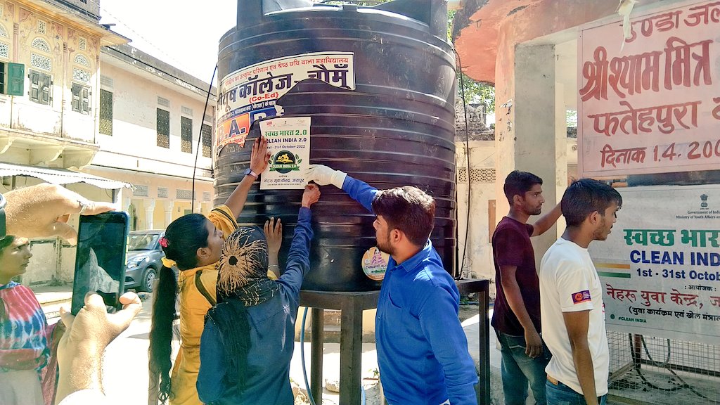 MYBJaipur's tweet photo. #नेहरू_युवा_केंद्र_जयपुर के @DycJaipur के निर्देशन में 16 अक्टूबर को ग्राम बांसा ब्लॉक गोविंदगढ़ में युवाओं ने सार्वजनिक स्थलों पर स्वच्छता के स्टीकर लगाकर ग्रामीण लोगों को जागरुक किया  #SwachhBharat2022 #CleanIndia2022 #CleanIndia2 https://t.co/IoPKADdRzI