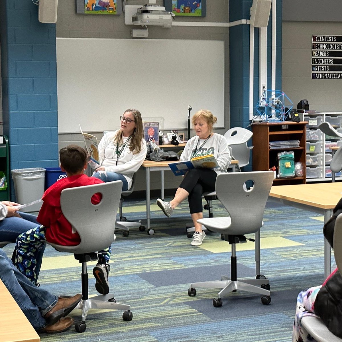 MrsCPark's tweet photo. PTO Reading Rally @FSD79 #bettertogether #fsd79 https://t.co/zdaMpifSDP