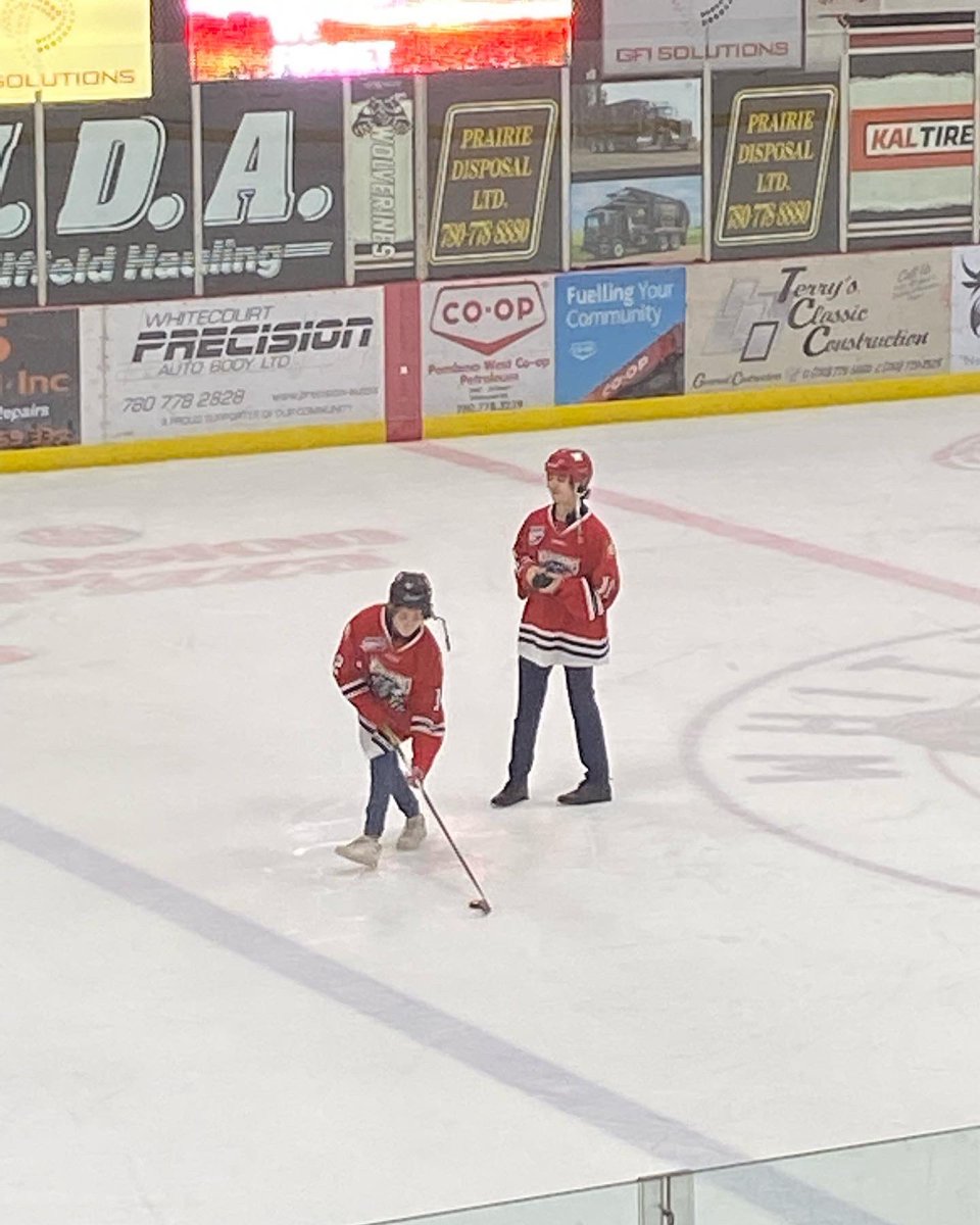 RAC_U15_AAA's tweet image. Prosser and McDonald got to play “who can dump it in the corner” during the @WolverinesJrA 1st intermission. Okay, they were trying to score…we think. Tied 2-2 on 5 shots each. #BackToPractice