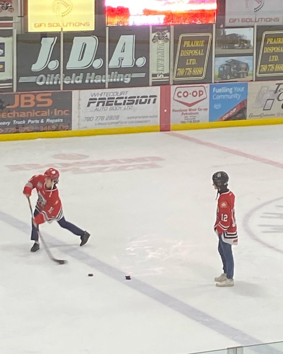 RAC_U15_AAA's tweet image. Prosser and McDonald got to play “who can dump it in the corner” during the @WolverinesJrA 1st intermission. Okay, they were trying to score…we think. Tied 2-2 on 5 shots each. #BackToPractice