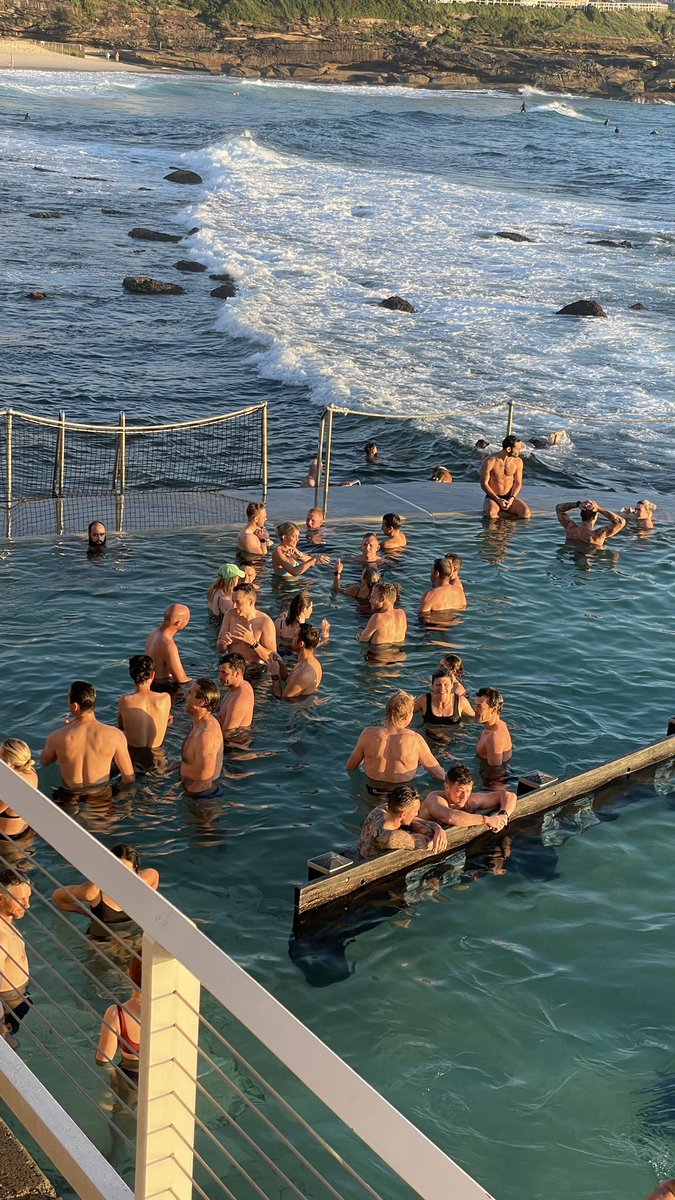 PeterMcGSyd's tweet photo. 6am at #brontebaths Bring back winter please https://t.co/CL4PWcMbnt