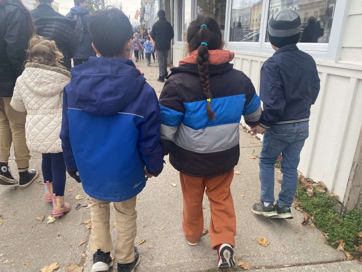 Students joined the community at the Cenotaph this morning to remember. Remember all those who served and sacrificed.