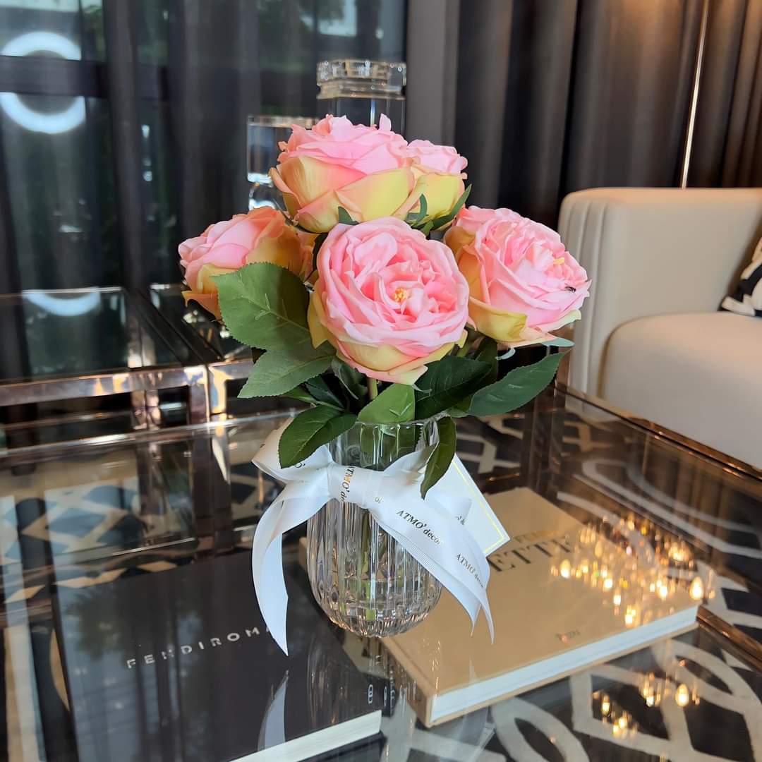แจกันกุหลาบ🌹 #PrideofJane โทนชมพูหวานเกินบรรยาย กลีบละมุนเหมือนจริงมาก ตอบโจทย์แต่งบ้านให้บรดูโรแมนติกและสดชื่น อีกทั้งเสริมมุมบ้านให้โดดเด่นน่ามองมากขึ้นไปอีกค่ะ

มี3โทนสีนะคะ ชมพู Palepink ม่วง Piriwinkle เเละขาว Butter Milk  ละมุนสุด ชอบโทนไหนปรึกษาน้ำ ดูแลแนะนำให้ค่าาา ❤️🙏🏻