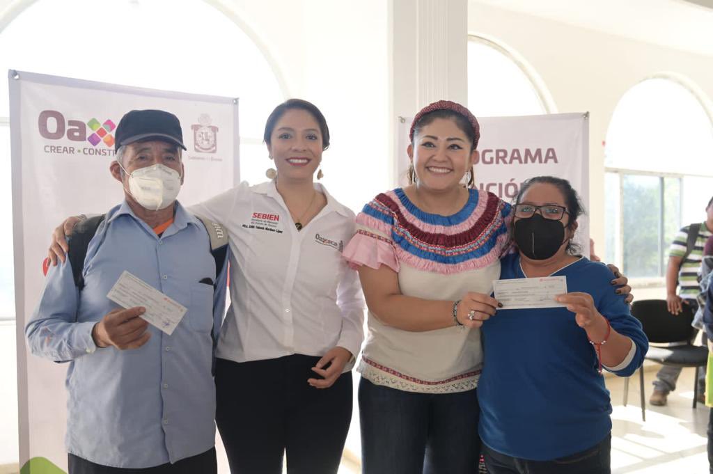 MVMNoticias's tweet photo. 🙋🏻♀️ La diputada local @lizconcha acudió a #HuautlaDeJiménez a regresar parte del #patrimonio de 331 habitantes que fueron #defraudados por cajas de ahorro. https://t.co/ExcwSCOdPb