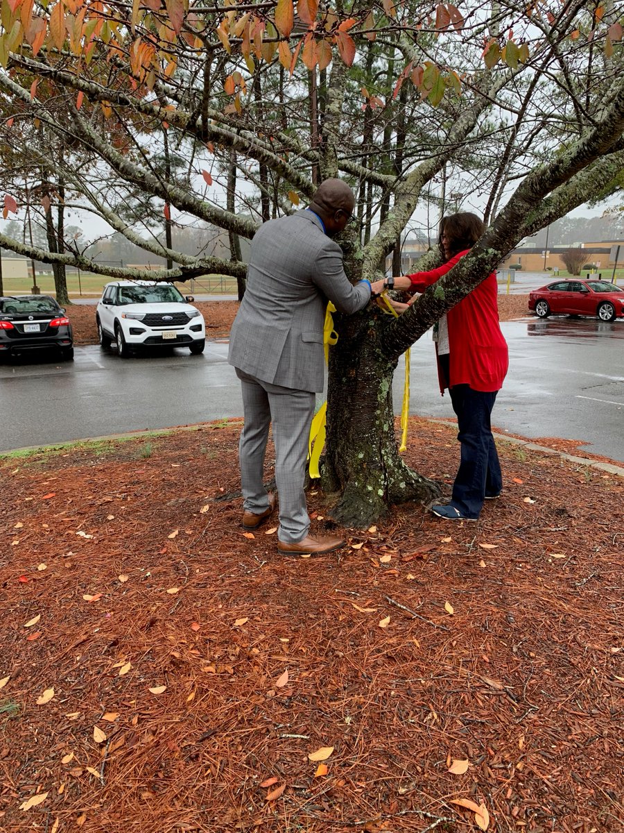 Today SES celebrated Veteran's Day with our annual symbolic Yellow Ribbon Tying Ceremony.  Thank you to our veterans for your service. It was a huge success even if the weather was a little cloudy, we let the light of our first graders shine through💙🧡!!

armymomstrong.com/meaning-of-yel…