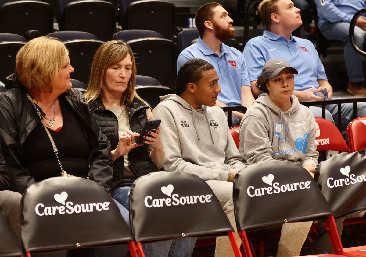 David Jablonski on Twitter "Dayton had two 2024 recruits behind bench
