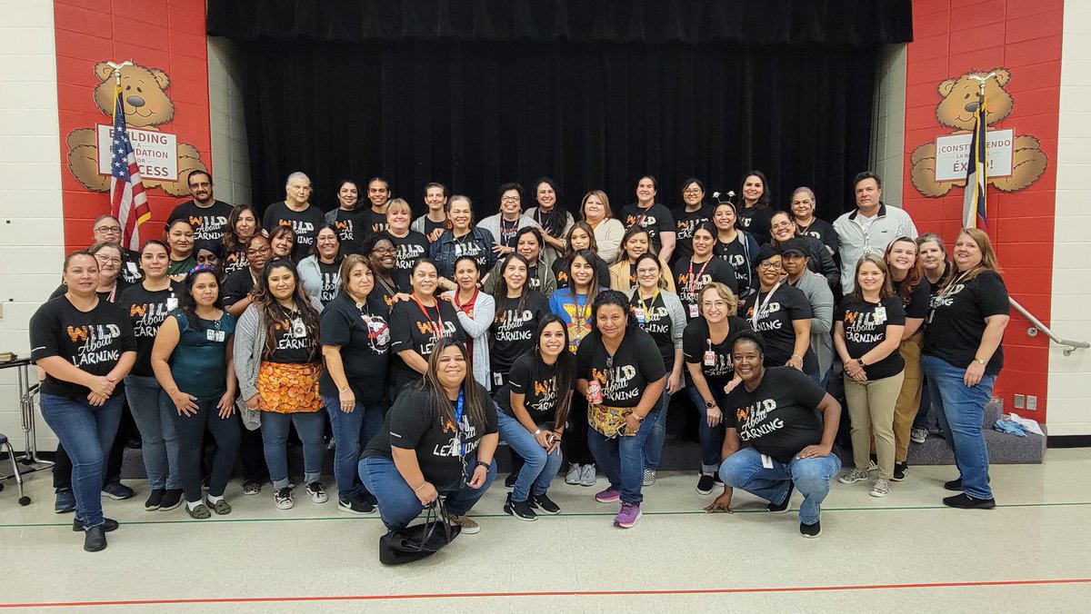Hinojosa Staff after Fall Festival. First FF since 2019..What an Amazing Team! Every day is a blessing working with each of them! @drgoffney @Rodriguezpaty19 @Hinojosa_AISD @AldineISD